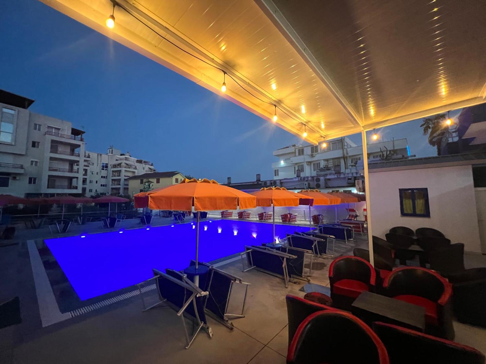 Blue Balcony Hotel 格勒姆 外观 照片